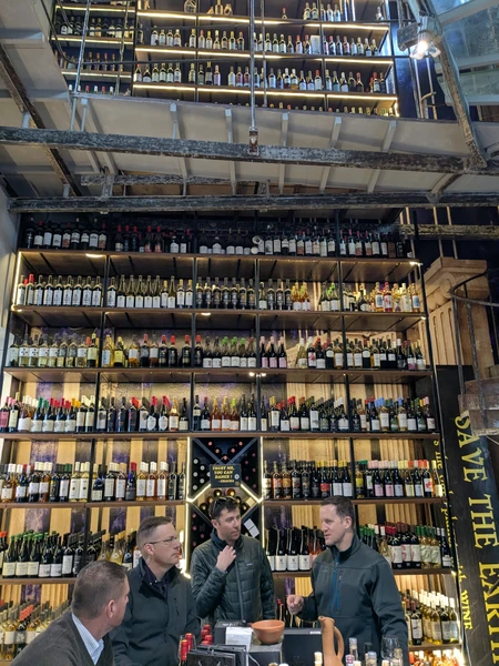 Прекрасная нестандартная прогулка с Малхазом по Тбилисским улочкам и дворикам. Знающий, внимательный экскурсовод. Заботливо относится к