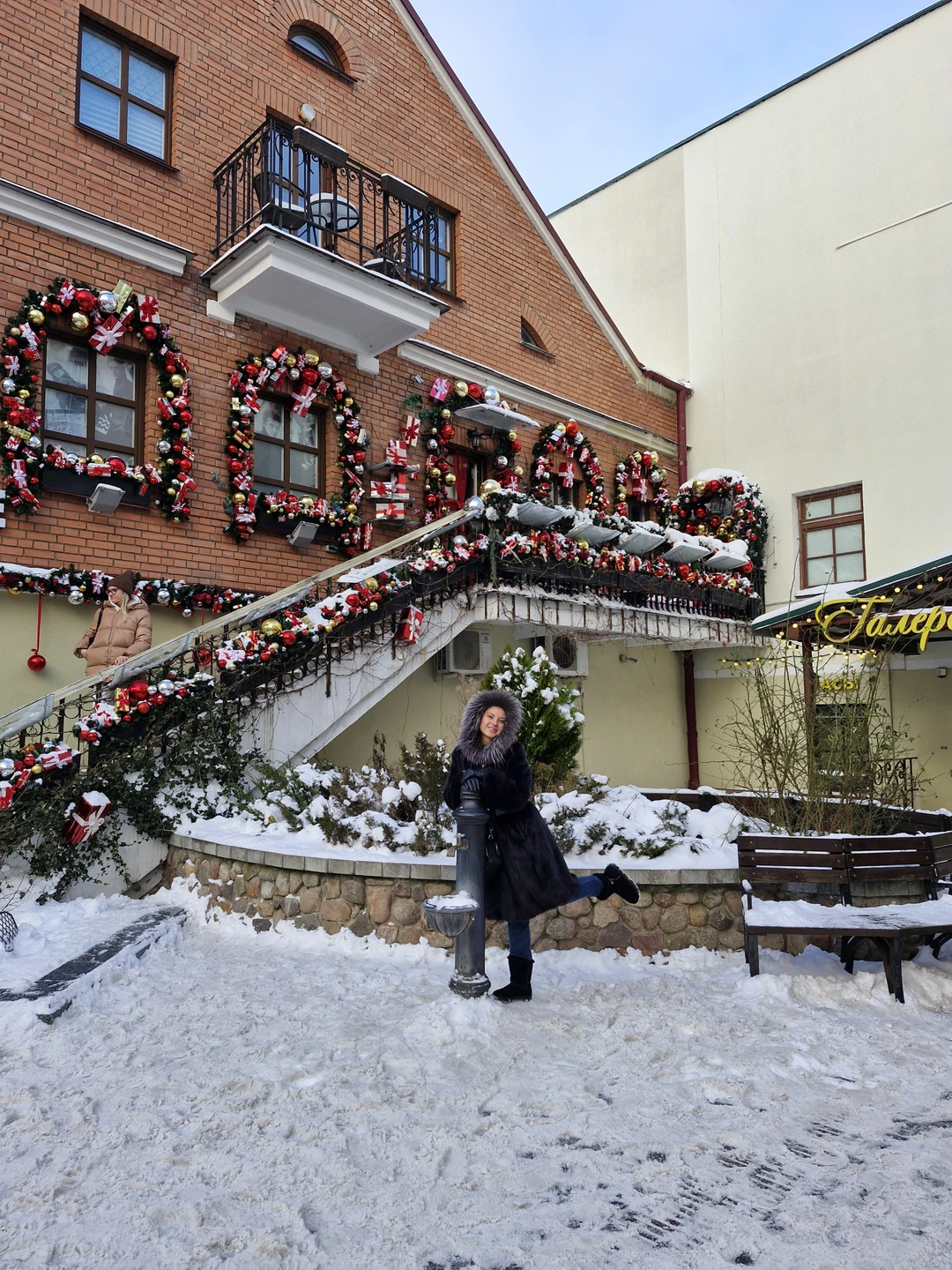Добрый день! Брали экскурсию на новогодние праздники. У нас была гид Наталья. Она прекрасный начитанный гид
