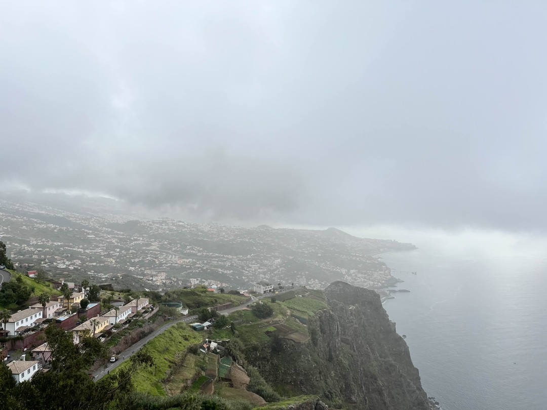 Мы увидели красивейшие пляжи, водопады, красоты Мадейры, старые дороги, купались в лавовых бассейнах, кушали вкусную еду.
