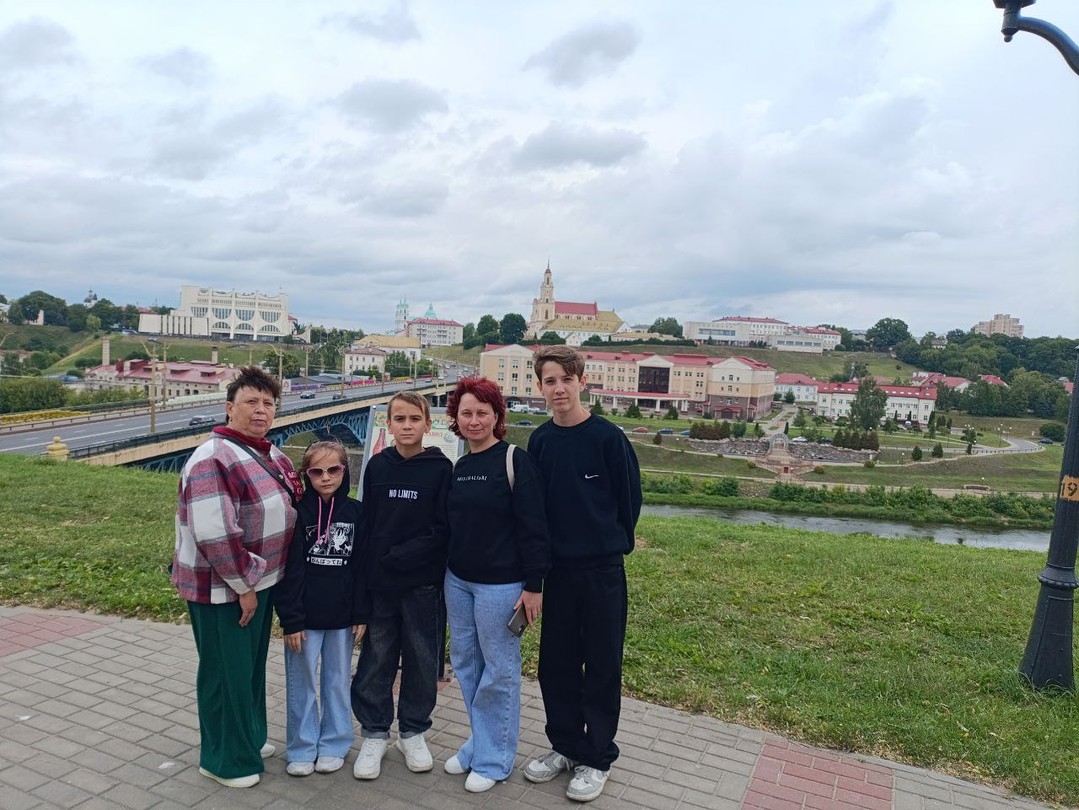 Очень благодарны экскурсоводу Андрею за содержательный рассказ о городе, достопримечательностях, за хорошую организацию экскурсии. Остановились на