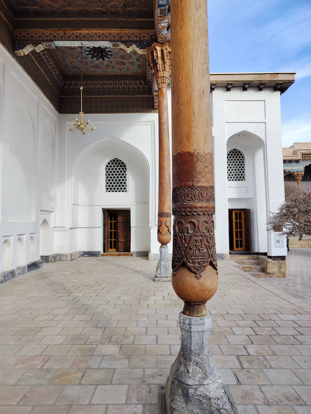 Ирадж устроил нам настоящий информационный блокбастер с глубоким погружением в историю, традиции, религию. Очень радушный, внимательный