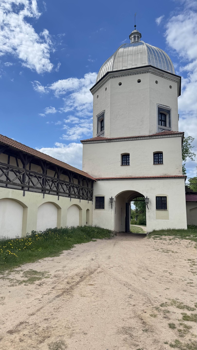 Поездка замечательная. Машина комфортная. Втроем нам было супер Много рассказов по дороге. Александр очень приятный собеседник и маршрут особенный.