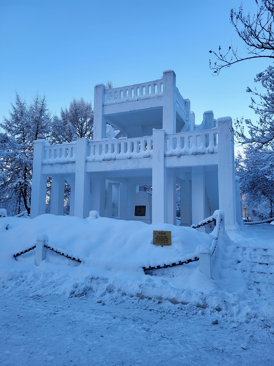 Были сегодня на экскурсии по Мурманску с Оксаной. Экскурсия началась по расписанию, и мы сразу пошли