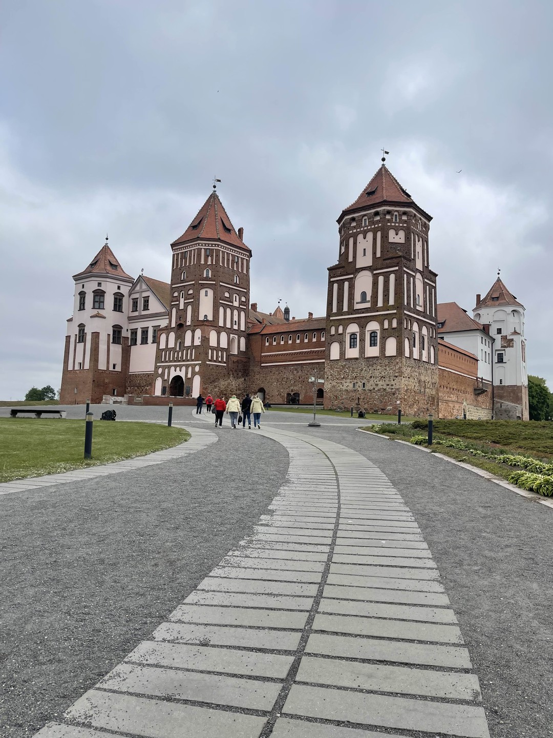 Трансфер из Минска в Мирский и Несвижский замки (туда-обратно) (Ромия)