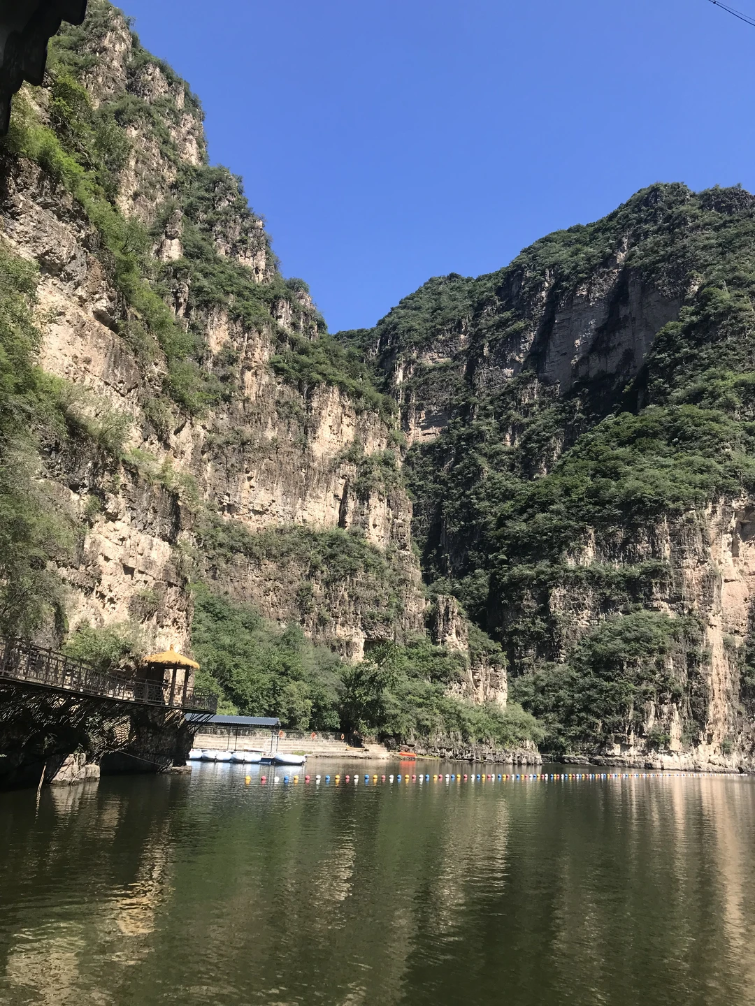 Место интересное, посмотреть стоит. Очень впечатляет поездка по реке (озере) среди отвесных скал. Но цена для