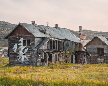 Прогулка по Териберке: кладбище кораблей, заброшенная школа, скелет кита и самая северная пивоварня