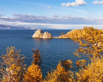 Пешая экскурсия по Хужиру: скала Шаманка, 13 столбов Сэргэ, краеведческий музей и встреча с шаманом