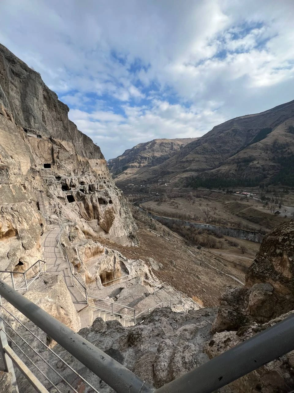 Гид Георгий 13 -- очень доброжелательный и комфортный человек с отличным чувством юмора! В дороге мы