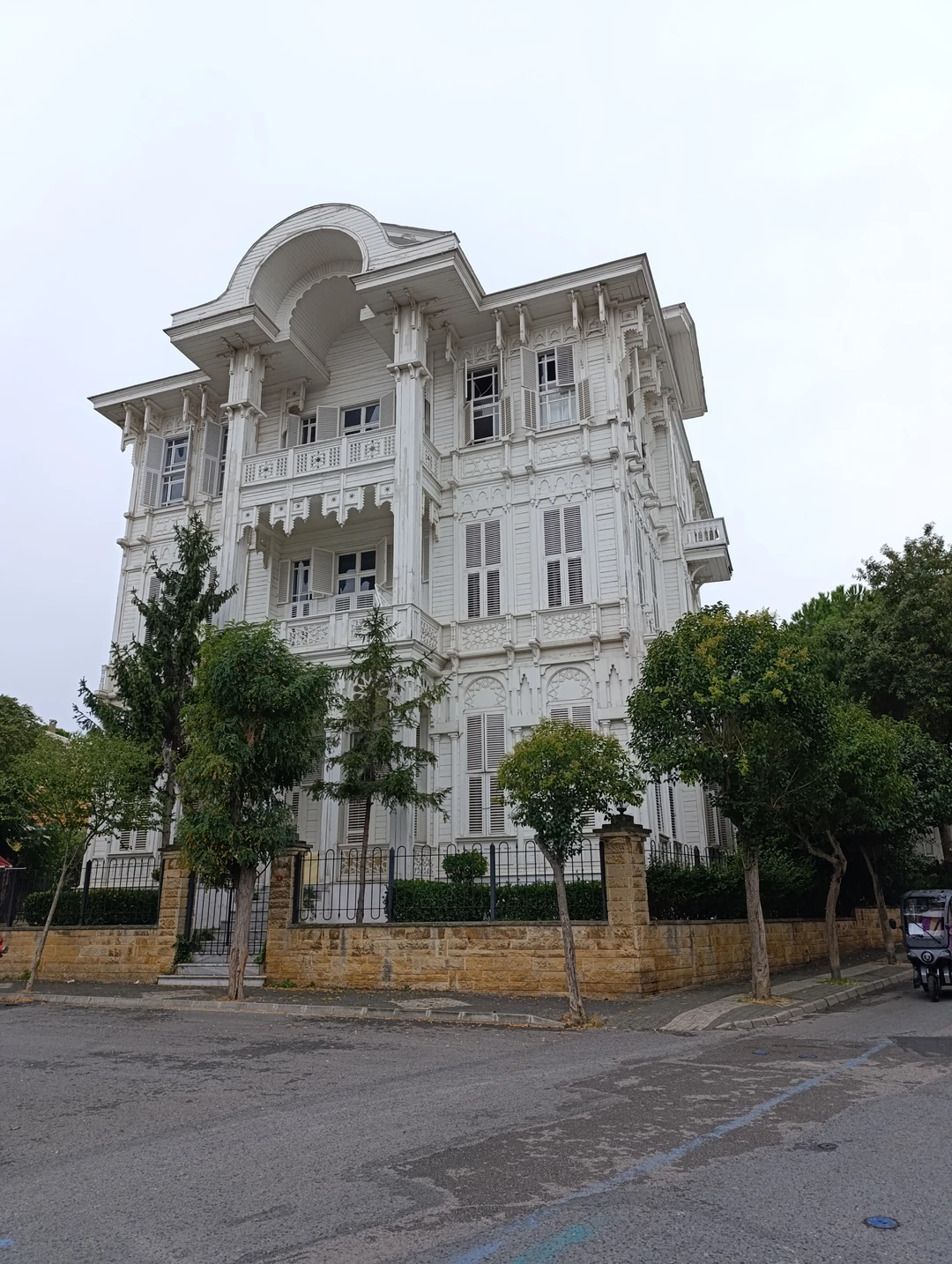 Всё нормально: трансфер вовремя в удобном минивене, кораблик удобный, обед вкусный