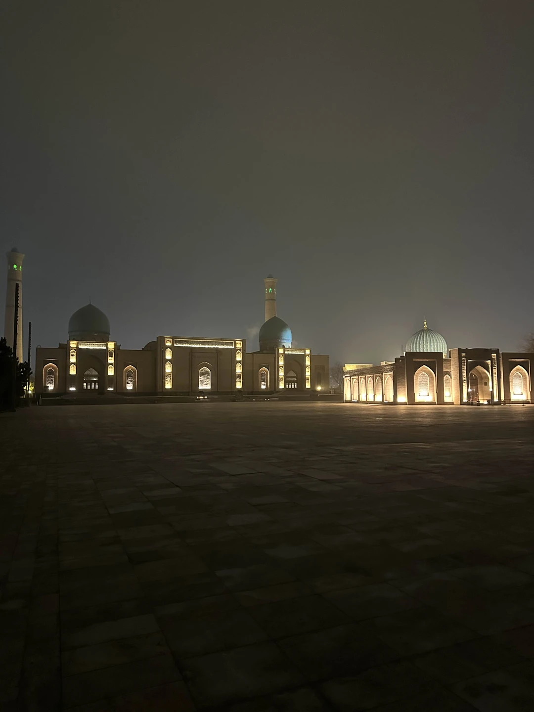 Замечательную обзорную экскурсию по Ташкенту нам с подругами провел Хасан. Приехал вовремя и показал сначала все