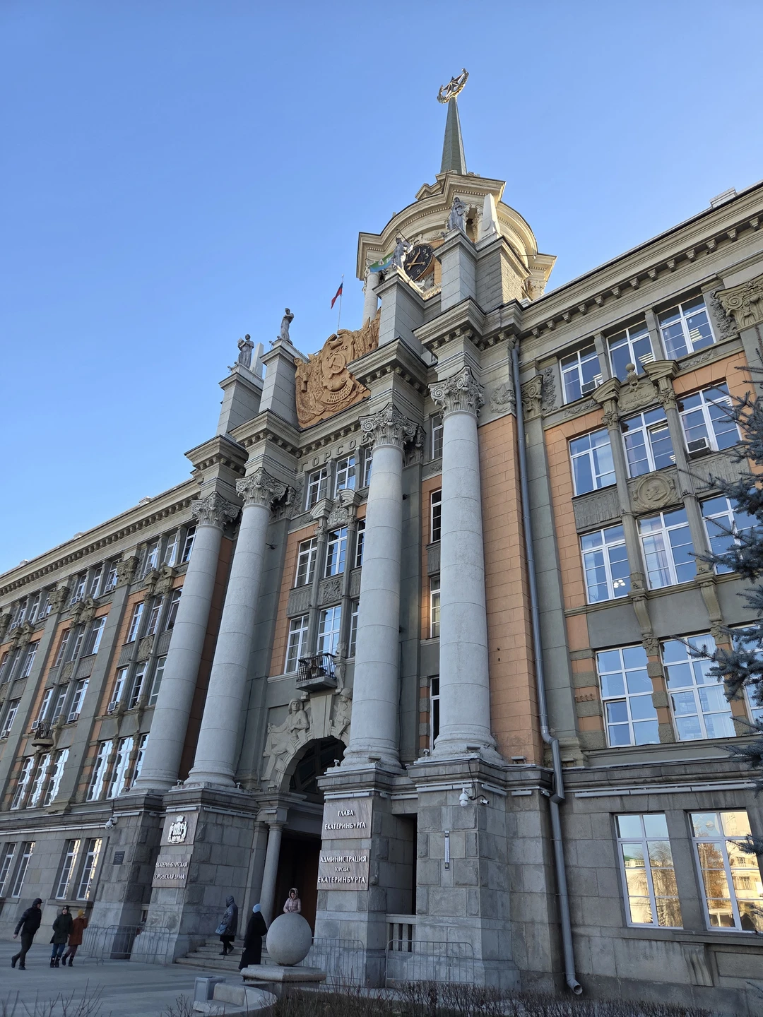 Большое спасибо Владимиру! Очень понравились истории, маршрут. Хорошо подобраны цитаты к маршруту. Гид очень располагает к