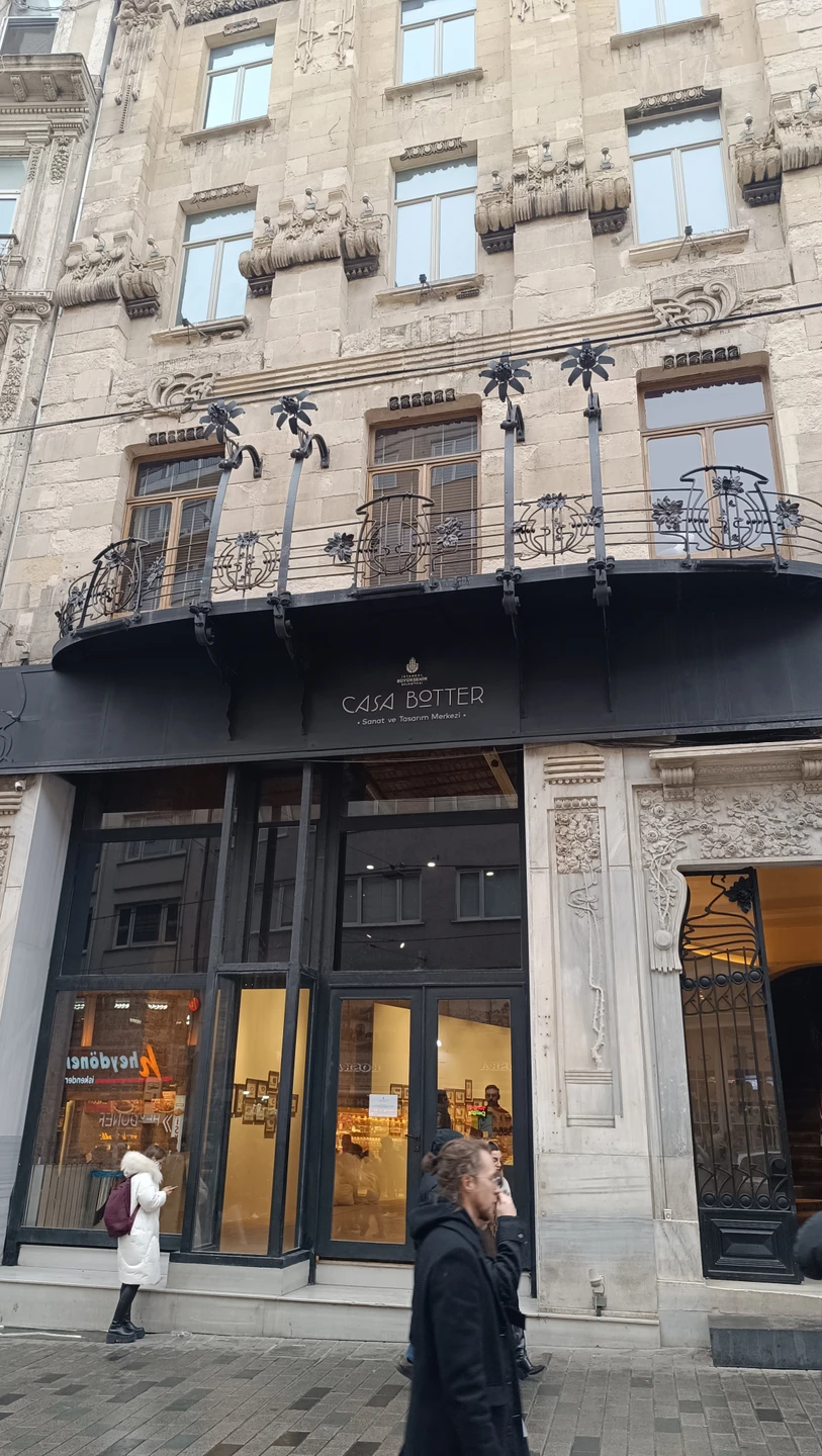 Была прекрасная экскурсия Стамбул: город воспоминаний. Что поражает в Стамбуле: вот центральная улица, толпы туристов, свернул