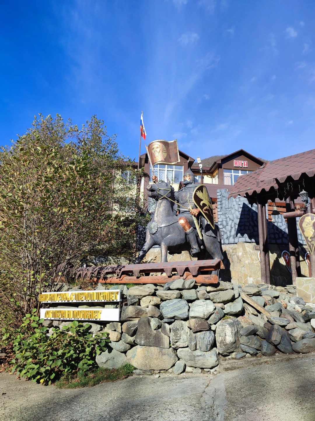 Сопровождал гид Карпо. Местный житель. Знает не только исторические факты, но и местные легенды. Забирал нас