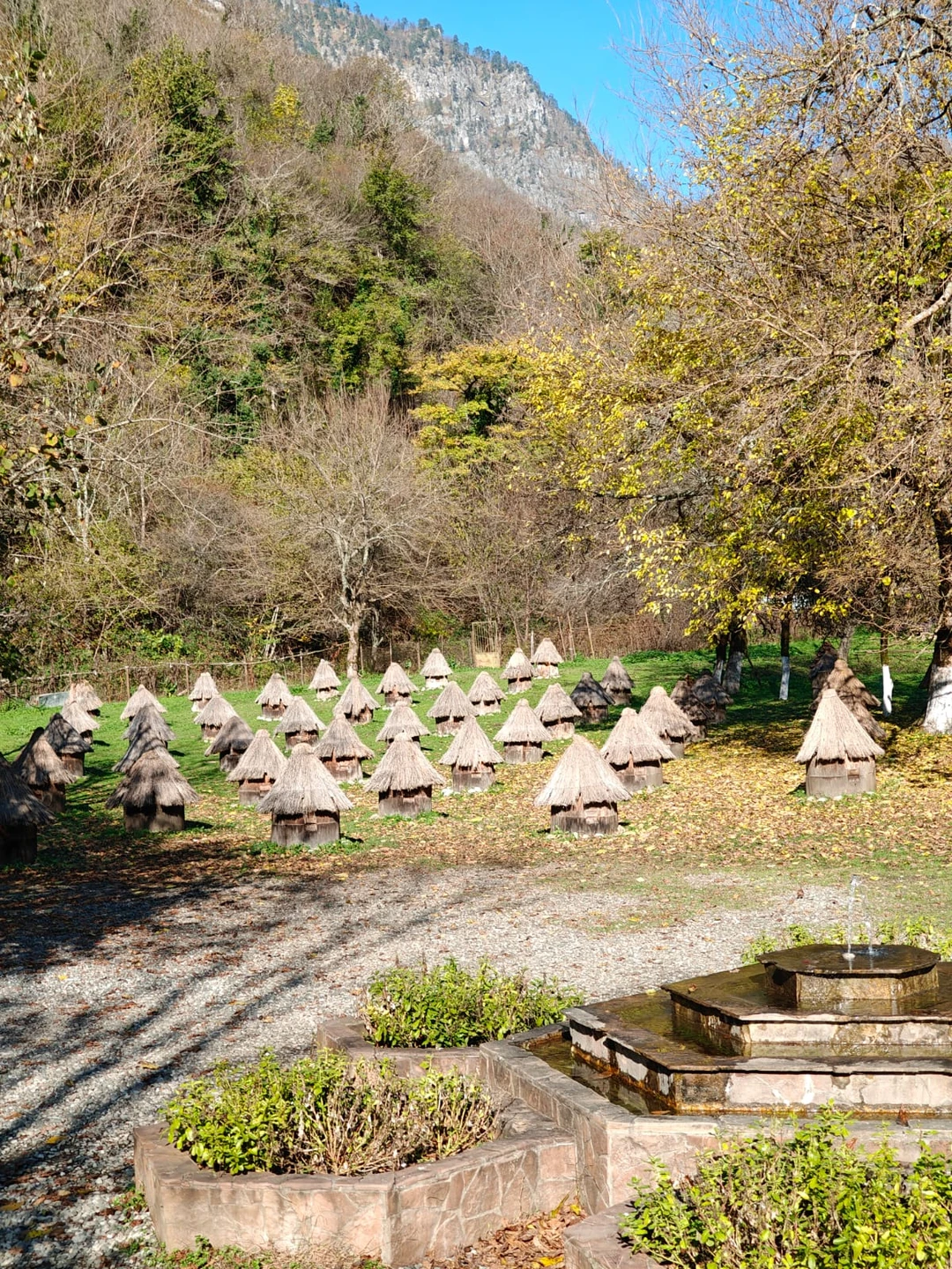 Хотя бы раз рекомендую съездить с экскурсией, очень интересно