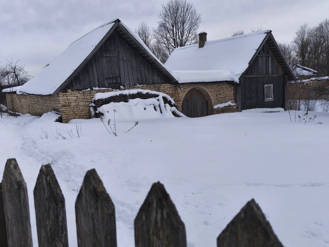 Проводили длинные выходные 23 февраля с друзьями на Псковщине, не могли миновать Изборск. Благодаря Алене почувствовали