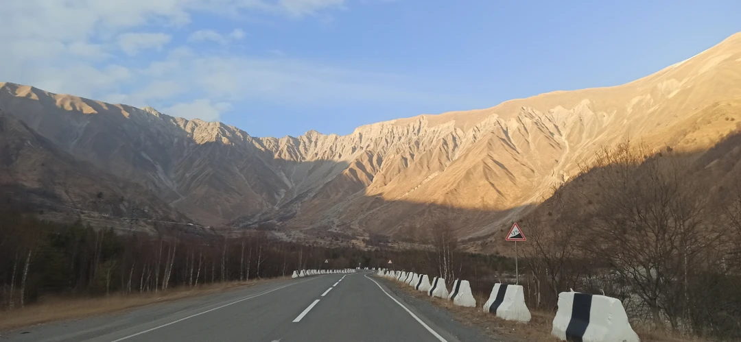 Алан любит историю и с удовольствием делится ею с туристами. Ездила с Аланом в Южную Осетию