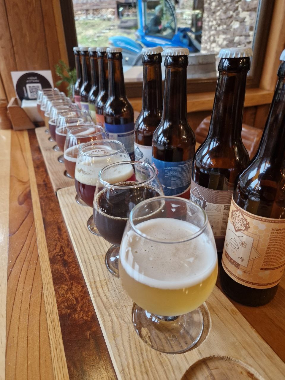 Если вам нужен скучный гид, который будет читать факты из Википедии, то мимо. Тут история про