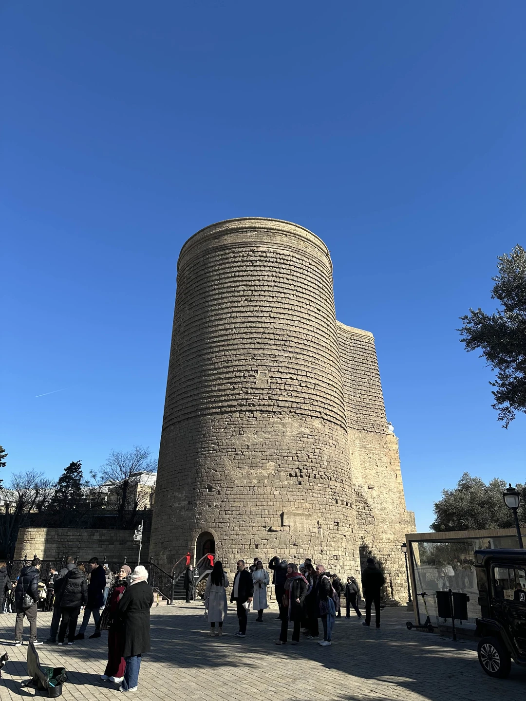 Наше знакомство с солнечным Баку началось с обзорной авто-пешеходной экскурсии по городу с Вахидом. Нам очень