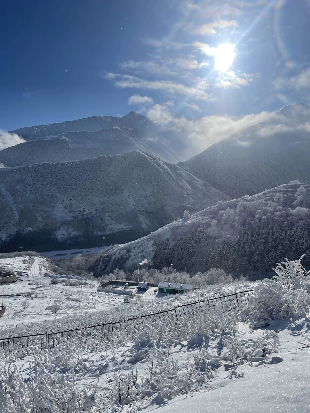 Потрясающая поездка! Величественные горы, чистейший воздух и неповторимая атмосфера. Узнал много нового об истории и культуре