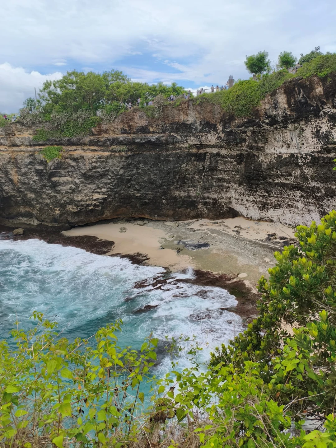 Без спешки побывали на всех локациях. Наш сопровождающий балиец Антон, приятный, частично знает русский язык, показывает