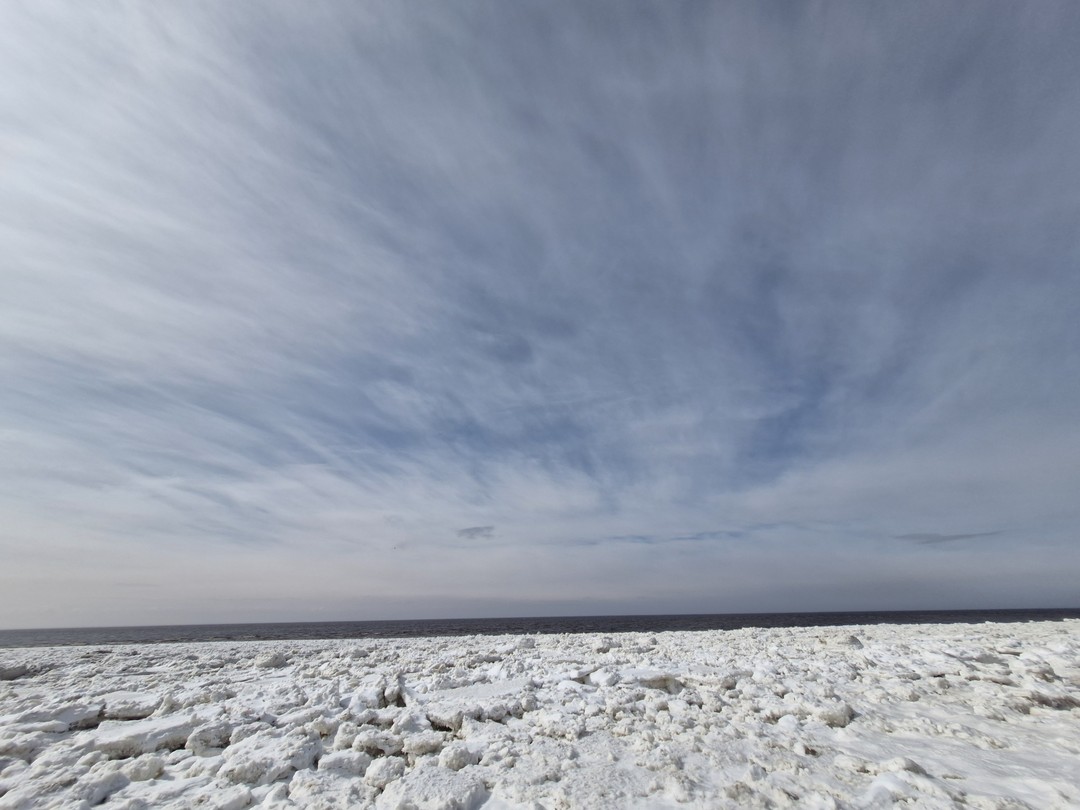 По приезду в Архангельск выяснилось, что весна внесла коррективы в наши планы - река сильно разлилась