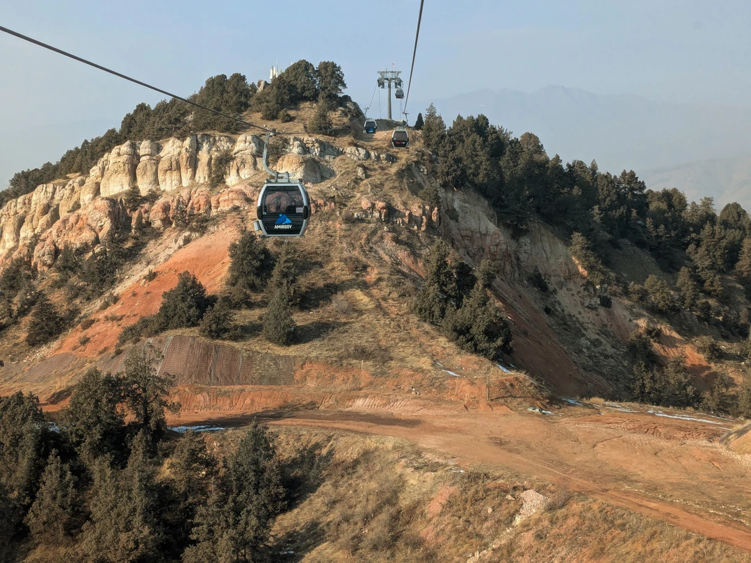 Осеннее затишье в климатических явлениях предоставило возможность порадовать глаз картинками межсезонья в горах. Нет уже весенней