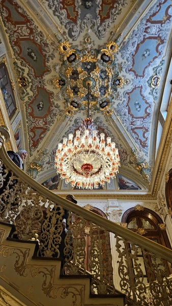 Дворец красивый! очень впечатлил, несмотря на высокую стоимость входа. сама экскурсия понравилась. длилась 2,5 часа, прошли