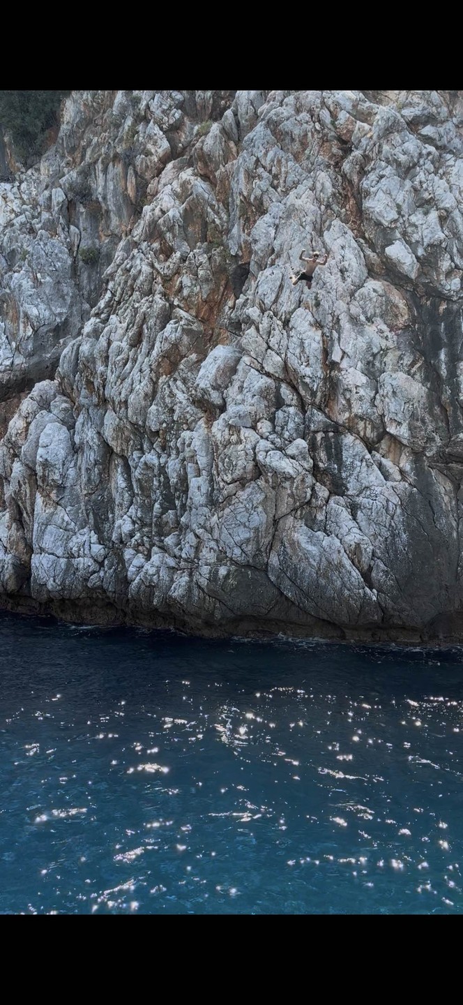 Вчера были на морской прогулке. Всё хорошо организовано, забрали на микроавтобусе и привезли к кораблю, покатали