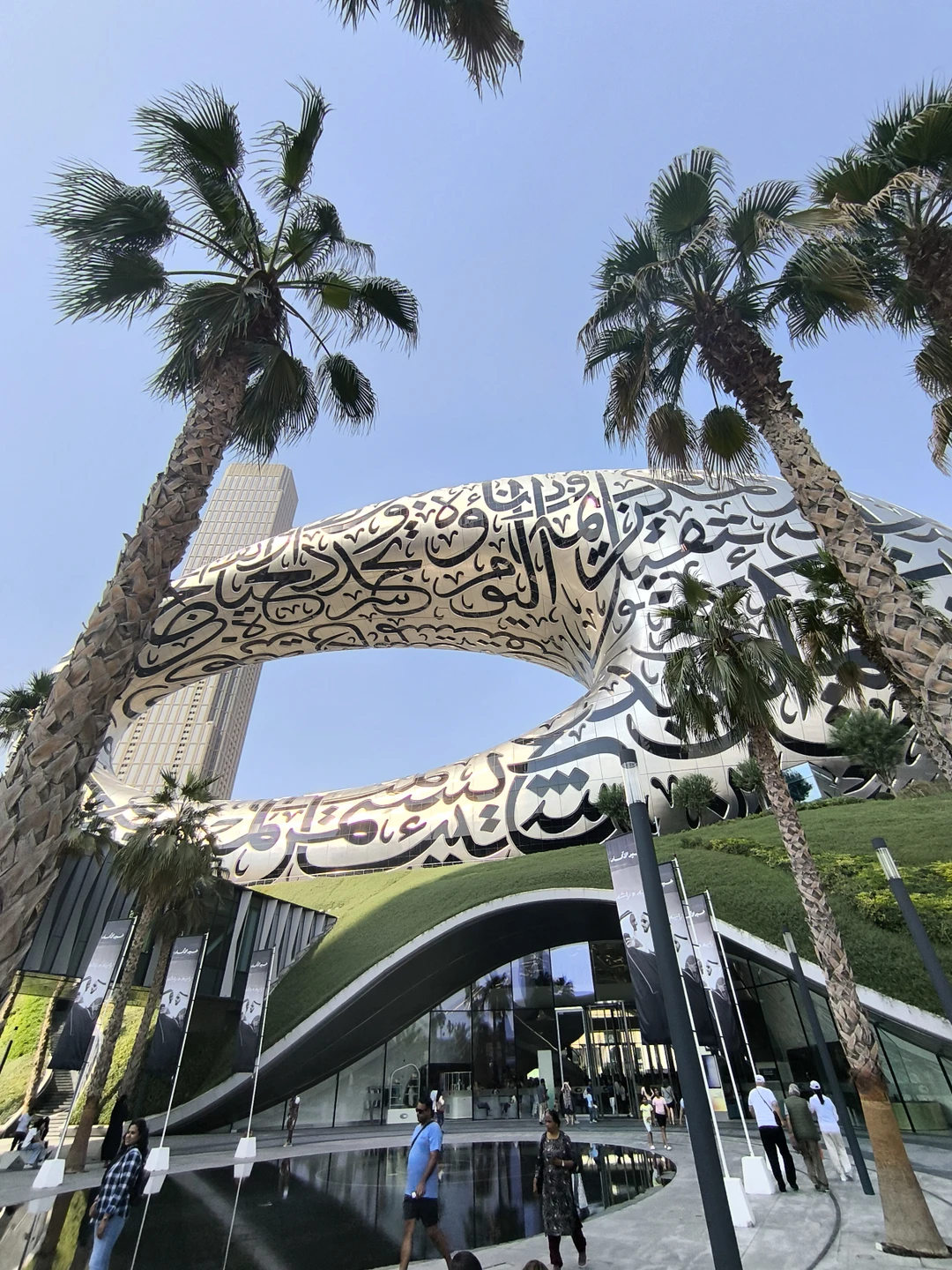 Нам экскурсия понравилась. Увидели все что было намечено. Приятный в общении гид. Умело подстраивался под наши пожелания. Спасибо!