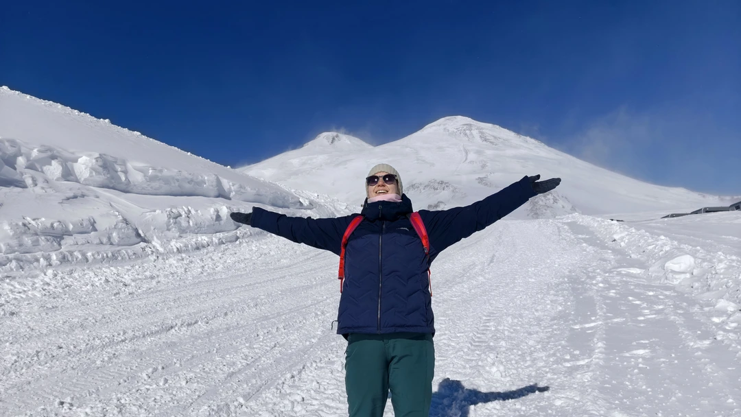 Нашим гидом был Владимир. Заехал за нами к гостинице на комфортабельном минивене. По пути забрали еще