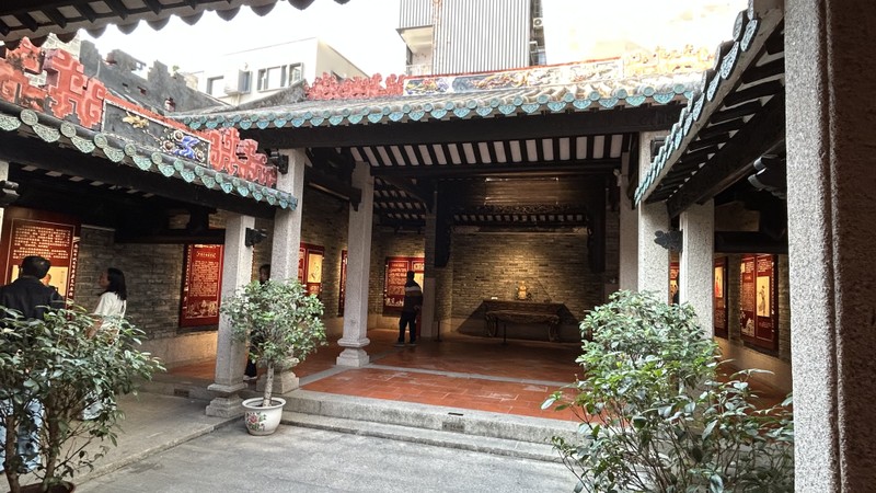 Прекрасный гид! Посмотрели весь Шеньжень за один день: парк, торговый квартал, старая рыбацкая деревня, погрузились в