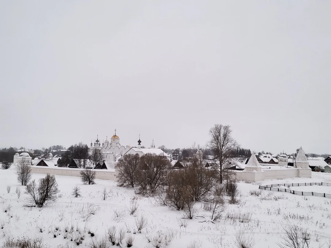 Это было незабываемое знакомство с Суздалем. Неспешная прогулка по всем основным самым красивым местам Суздаля. Николай