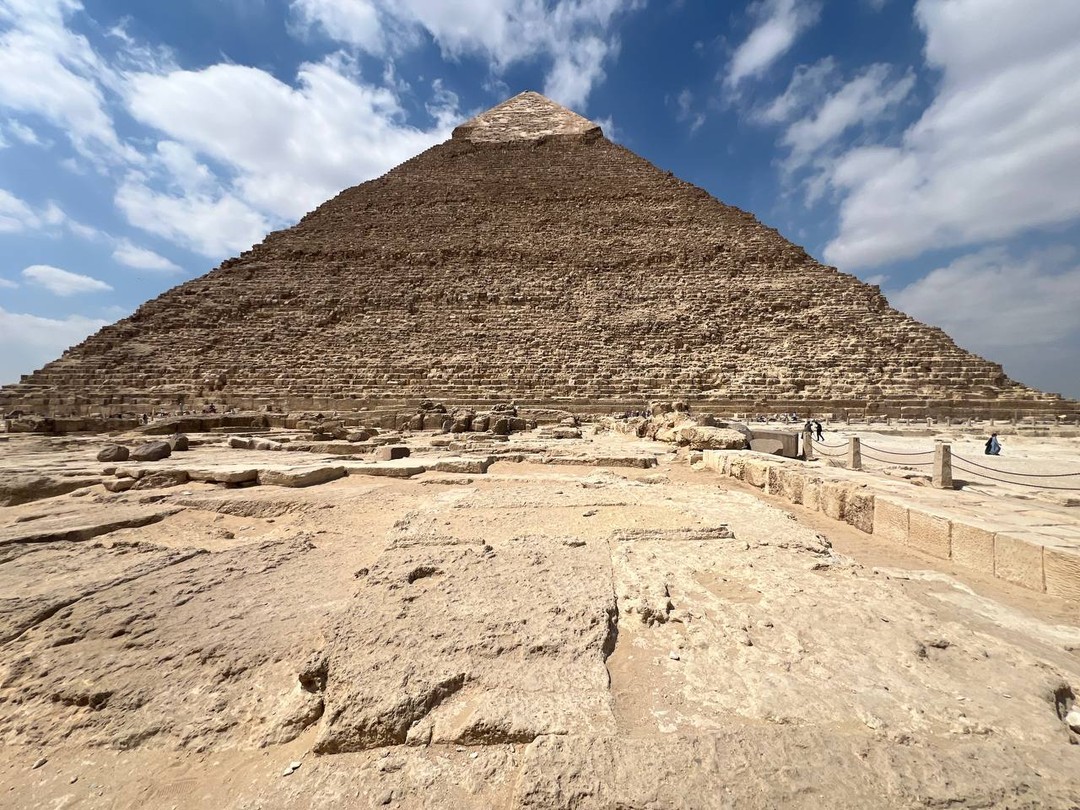 Хочу поблагодарить Махмуда за организацию нашей замечательной экскурсии. Он профессионально провёл нас по музею и пирамидам