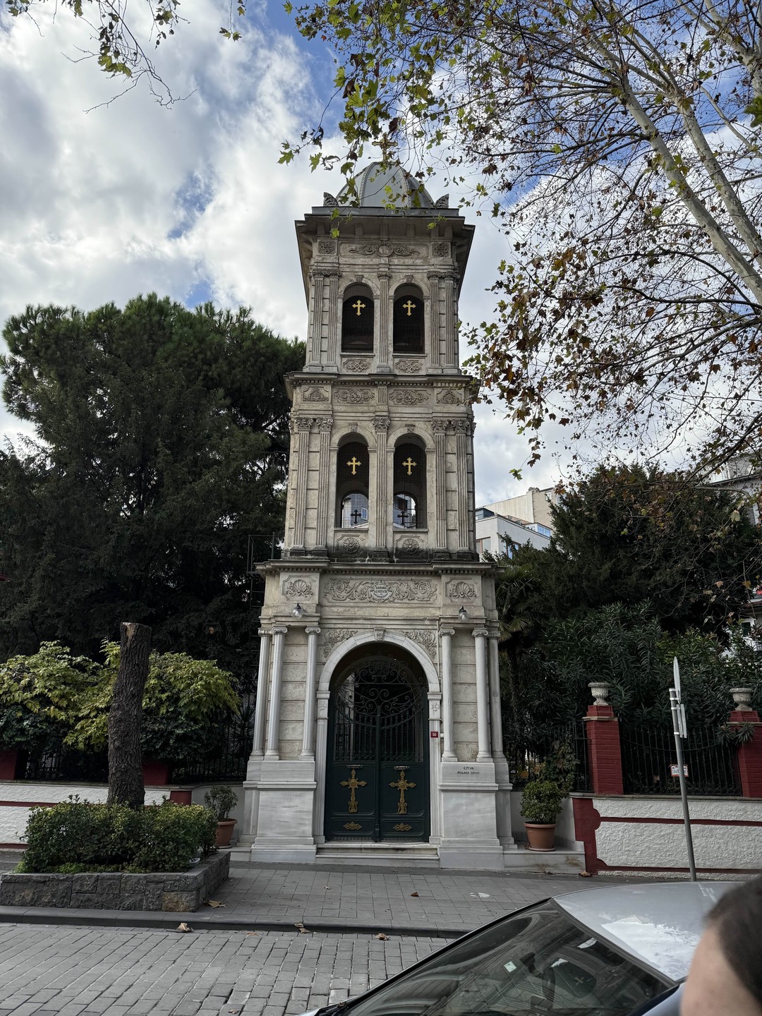 Когда устанете от суеты европейской части города и захотите спокойных и размеренных прогулок, то отправляйтесь в