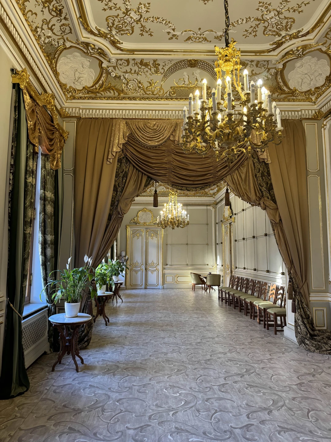 Остались очень довольны посещением и экскурсией. Все прошло на одном дыхании. Увлекательный рассказ и прекрасные интерьеры.