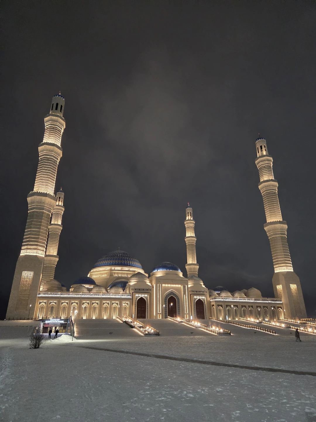 Встреча в аэропорту, обзорная по городу по основным значимым местам. Исторические данные очень скудные, материал взят