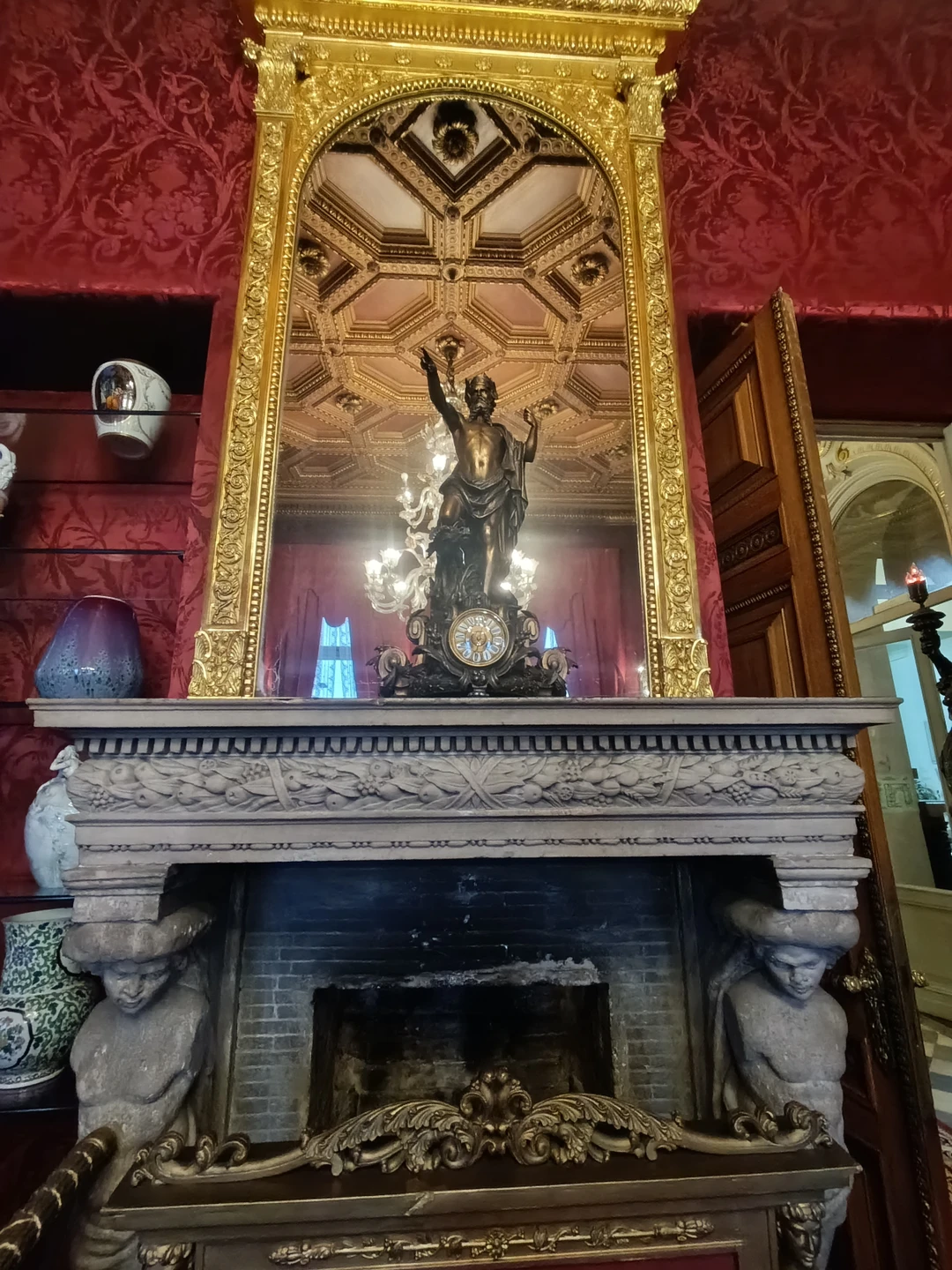 Полина Юрьевна - прекрасный и эрудированный гид. Интересная экскурсия, ничего лишнего, много запомнившехся деталей