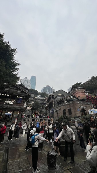 С нами работала Алина- чудесная заботливая девушка. Организовала нам все брони, такси. принесла с собой даже