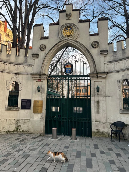 Мне экскурсия очень понравилась. Гид Джевер прекрасно владеет русским языком, учился в России в СПбГУ. Он