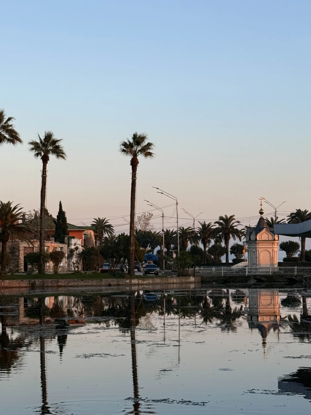 Экскурсовод- приятная девушка. Рассказывает и показывает. Пещера завораживает. Виды прекрасные. В целом все понравилось. Дегустация вина, сыра