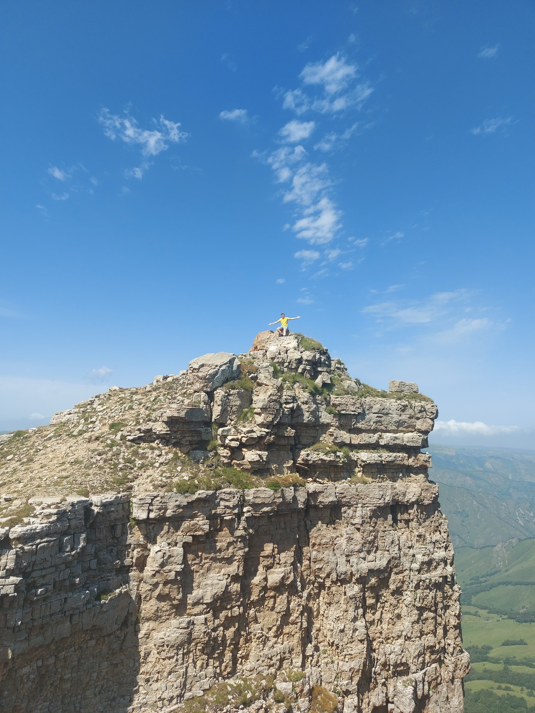 Большое спасибо Ахмату за увлекательную экскурсию на Бермамыт. Приятный, общительный и высокообразованный человек. Знает очень много