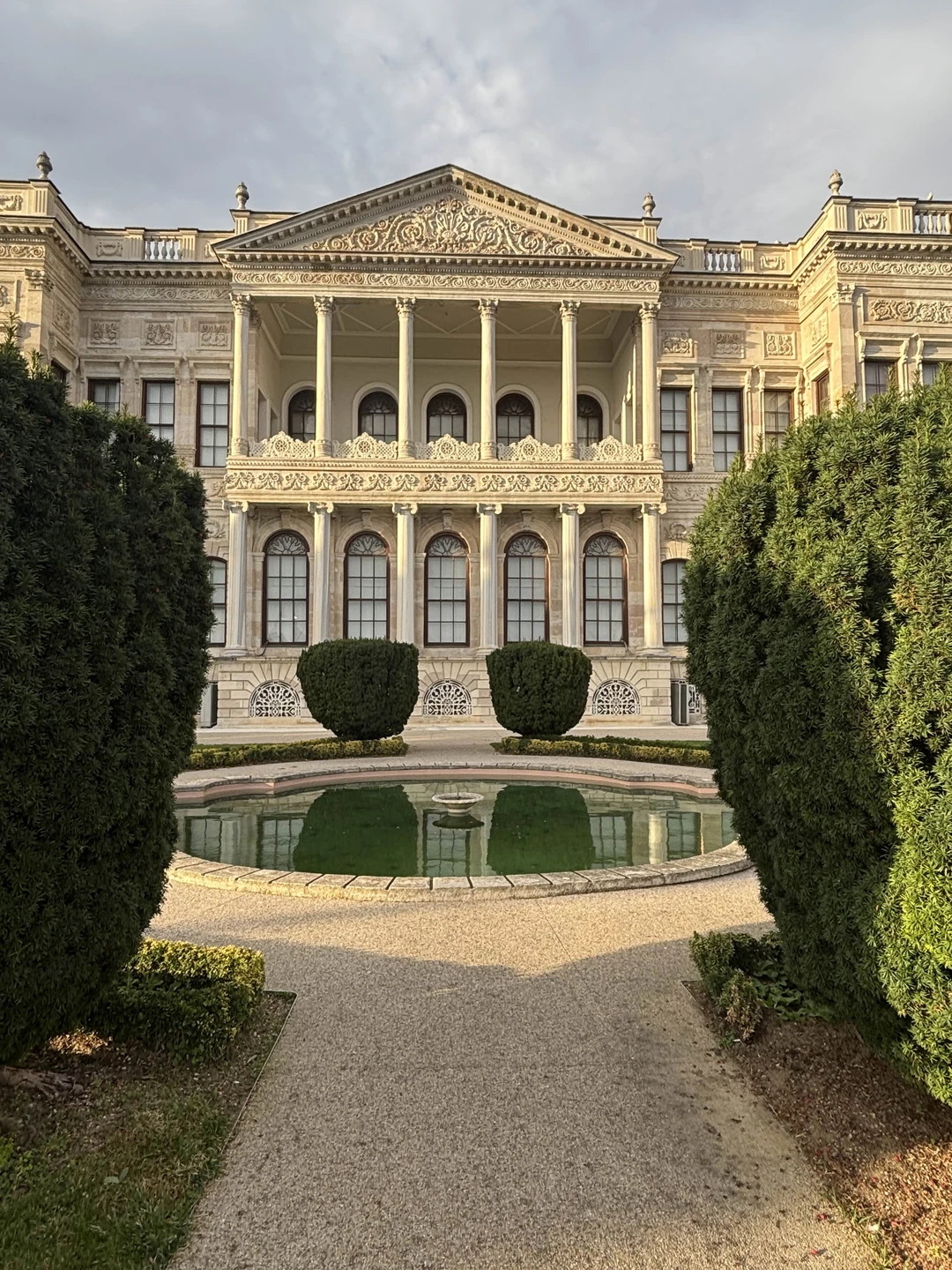 Вчера был максимально насыщенный день- два дворца: абсолютно разных, оба исторически важные. Мой фаворит- Долмабахче😍, он