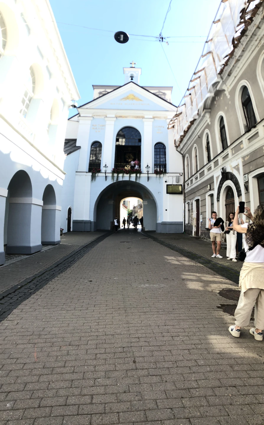 Прогулка по старому городу Вильнюса была очень насыщенной, но в тоже время очень интересной. Гинтарас легко