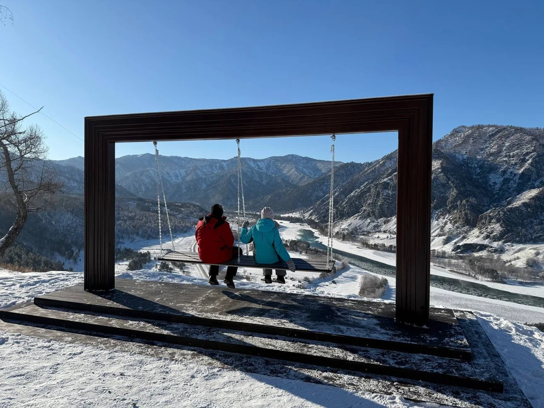 Слава (Вячеслав) отлично знает локации, лучшие виды и смотровые площадки, подьезды, инфраструктуру Горного Алтая. Чувствуется, что