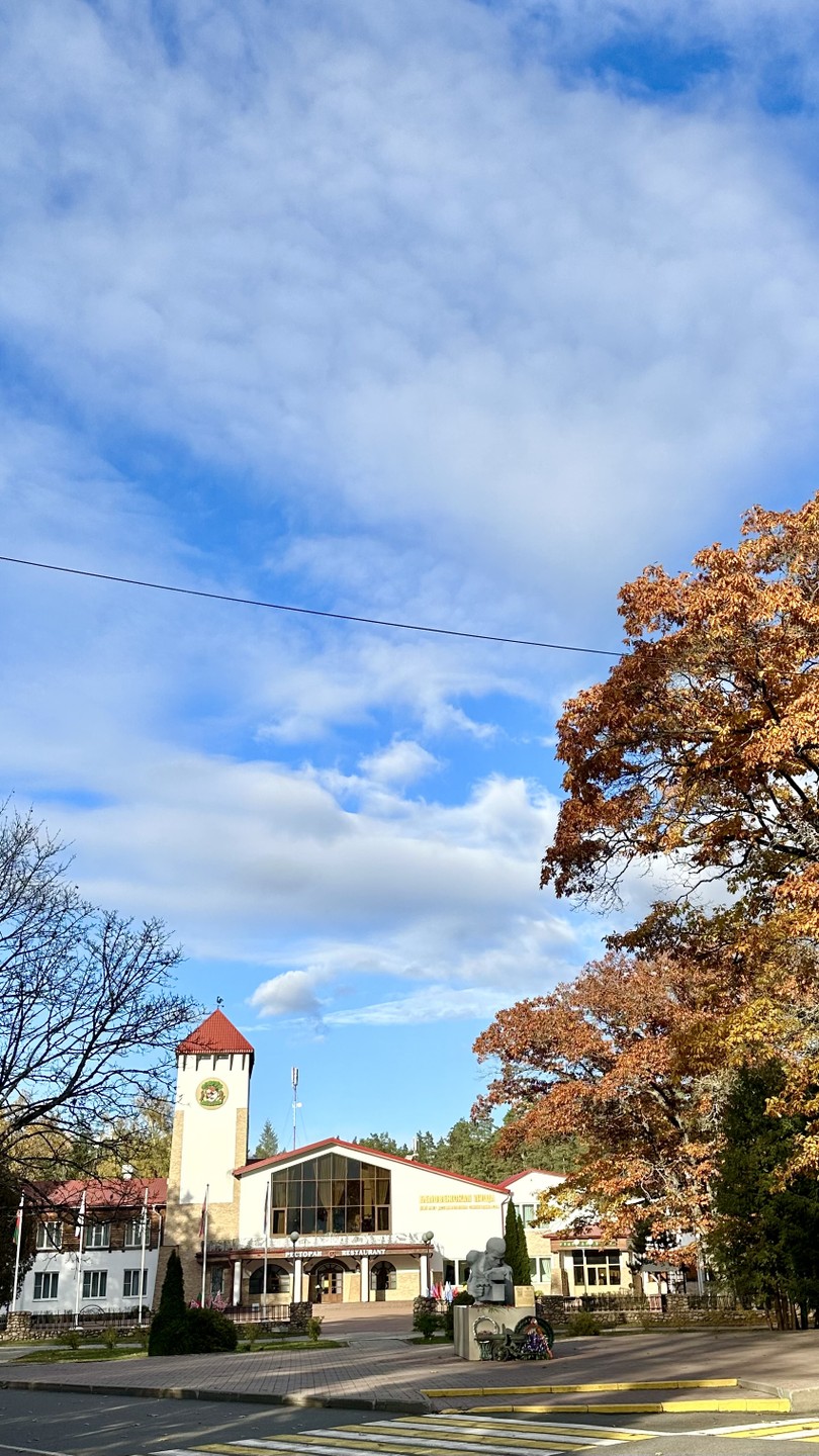 Ездили в октябре 2025 с Николаем, очень понравилась поездка! Водитель очень приятный, вежливый, в машине с