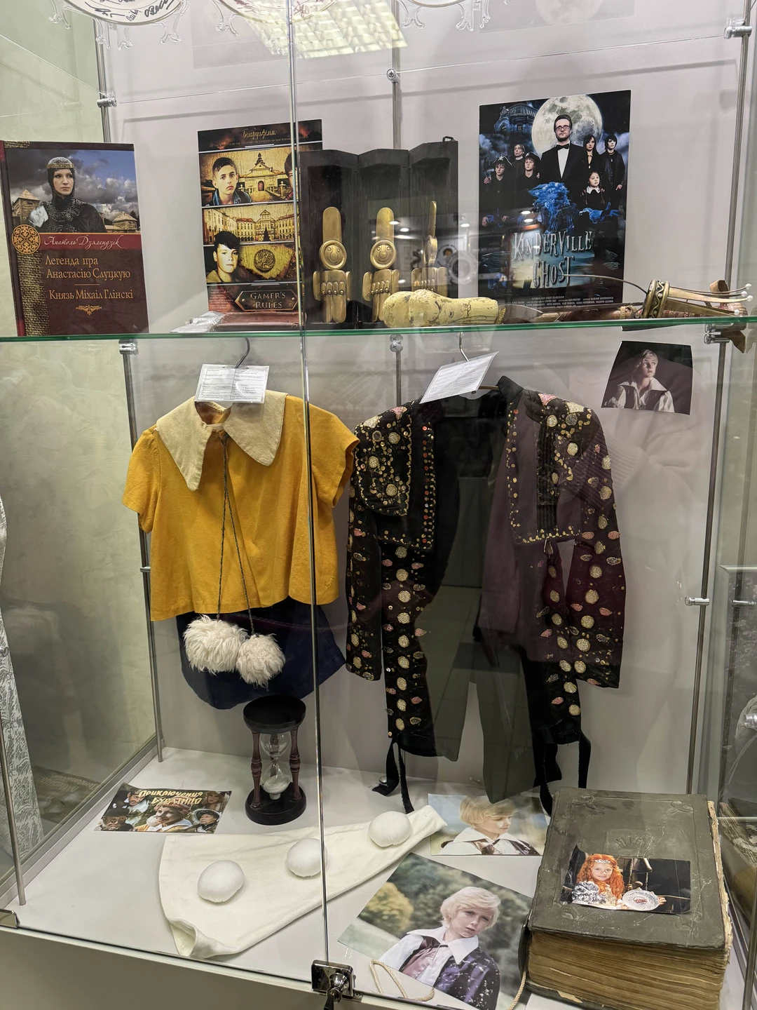 Отличная экскурсия на киностудию! Виталий — прекрасный рассказчик: столько интересных фактов и закулисных историй. Время пролетело незаметно