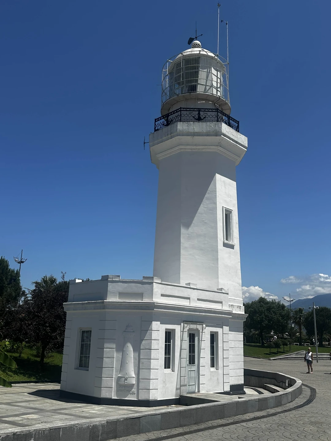 У нас был гид Малхаз, сразу на двух языках рассказывал про города, истории каждой достопримечательности, нам