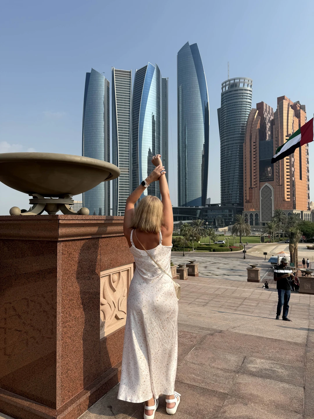 Доброго времени суток ☀️Съездили в Абу-Даби из Аджмана, нашим гидом был Амир. Машина комфортная, ехали в