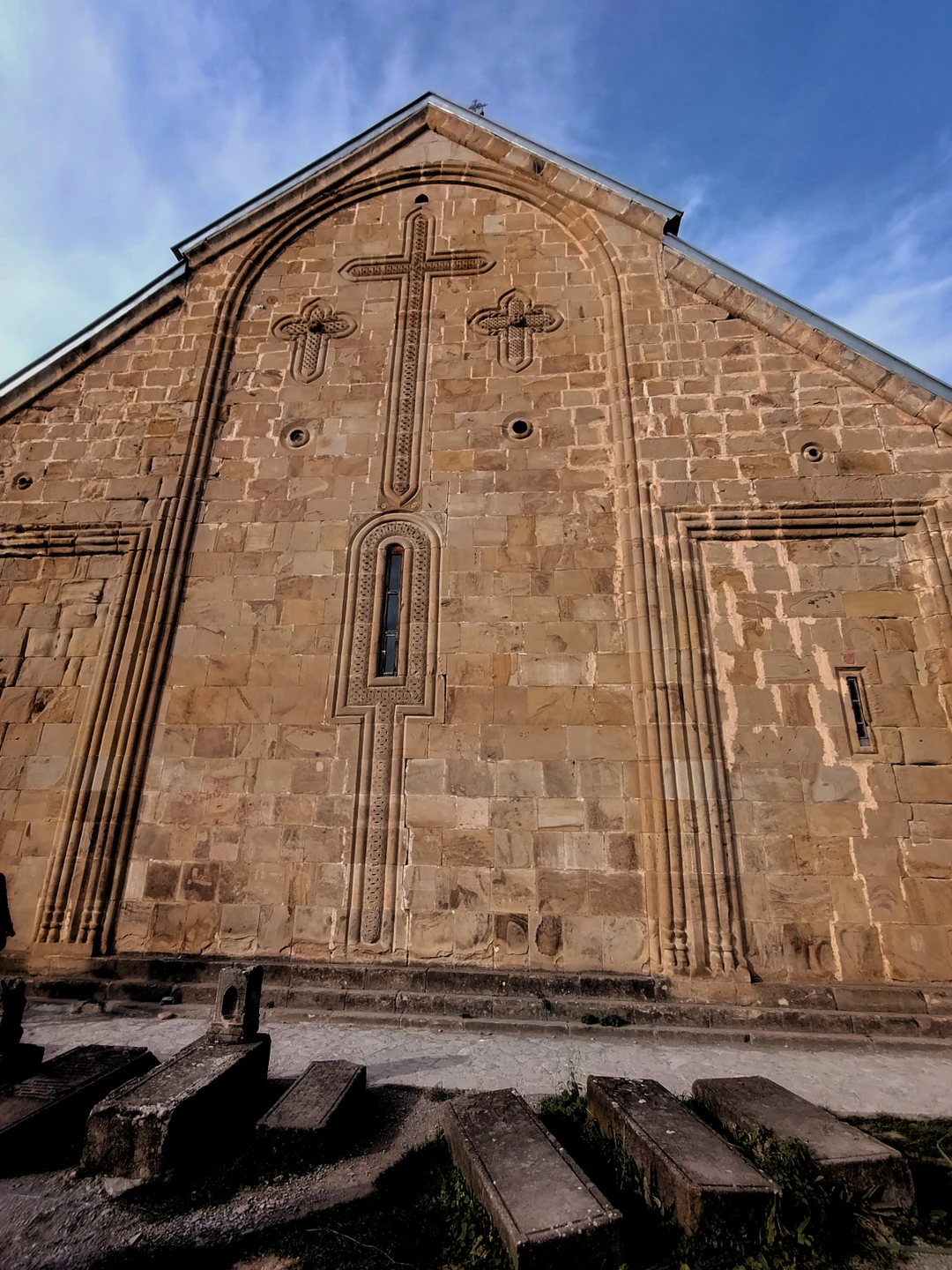 Прекрасная поездка на Казбеги. Сегодня первый раз оказалась в группе, где несколько национальностей. Экскурсия проходит на