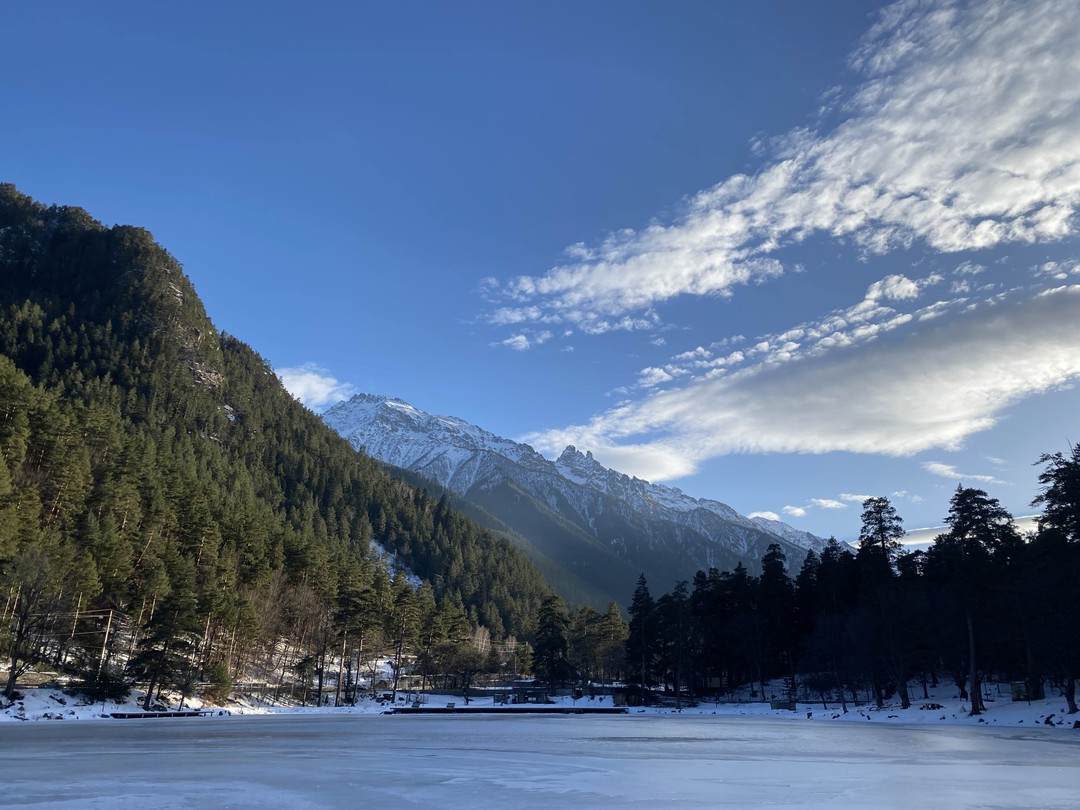 Отличная однодневная экскурсия на Домбай. Сопровождал нас в январе 2026 гид Темирлан, он погрузил в историю